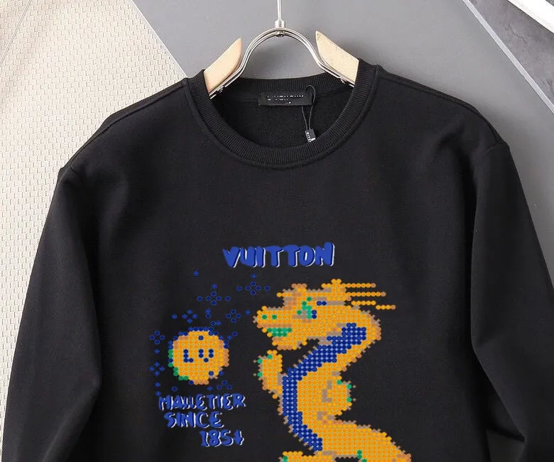 🅿️220 brand [LV Louis Vuitton] (good news for fat people) 2025ss autumn latest long-sleeved round-neck sweatshirt, on sale simultaneously on the official website. Refreshing and breathable. Made of top Tencel Roman. Comfortable and soft. 3D three-dimensional clarity. Super fashion sense. Great for gifting and keeping for yourself. Size: M-5XL (can wear up to 220 pounds)